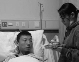 姚策遗体火化 生母发声,姚策遗体火化，生母哽咽发声，网友自发前来送行